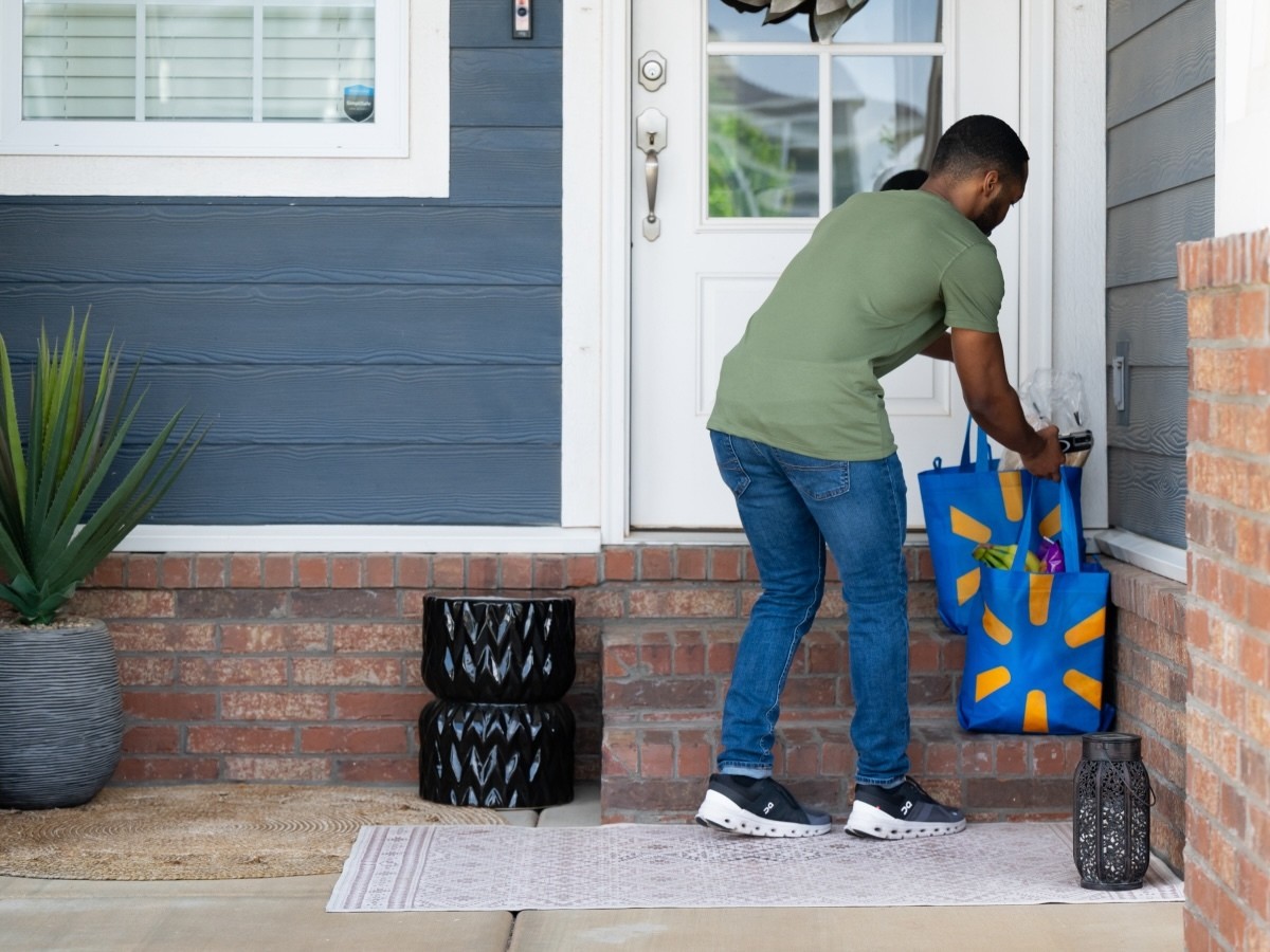 photo of Spark Delivery driver leaving Walmart delivery on the doorstep of a home